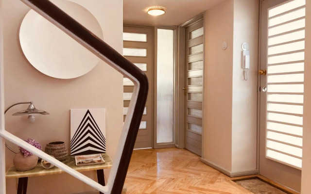 UNIQUE Modernist Duplex apartment & PARKING