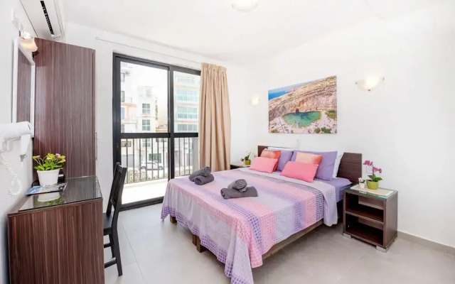 Harbour Lights Seafront Penthouse by Getaways Malta