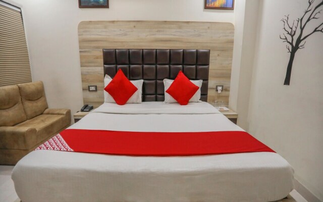 OYO 6883 Hotel Galaxy Star