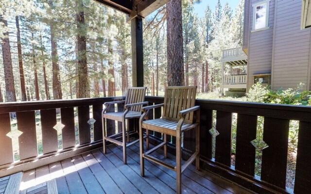 Timbers 6 Updated and Pet-Friendly, Private Jacuzzi, Private Garage by RedAwning