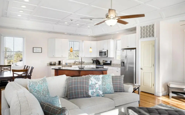 Endless Summer 5 Bedroom Home by Redawning