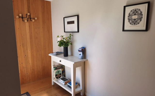 Kowhai Studio -private opposite golf course in central Wanaka