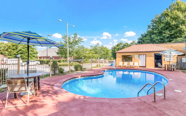 Econo Lodge Inn & Suites Griffin North