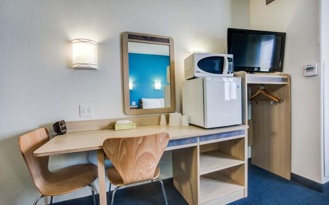 Motel 6 Red Deer, AB