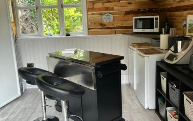 The Shed . A cosy, peaceful, 96% recycled, chalet.