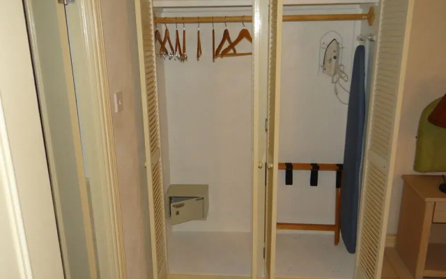 Tropical Winds Apartment Hotel