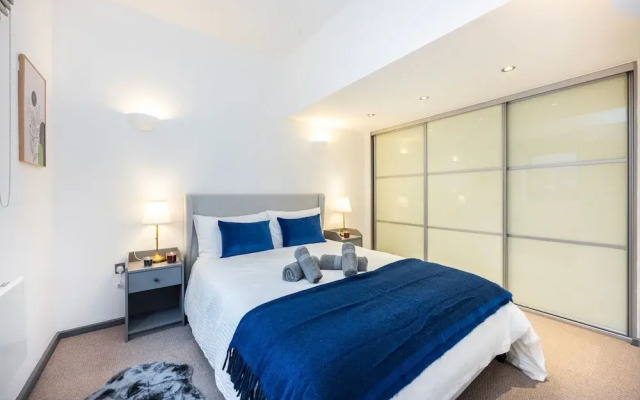 2 Bed 2 Bath Deluxe Flat in Kensington