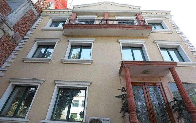 OYO 8465 near Sahara Mall