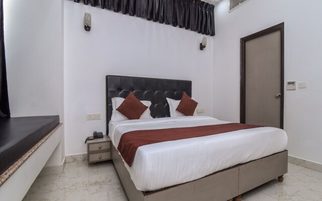 OYO 15718 Red Inn