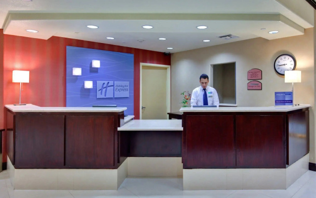 Holiday Inn Express & Suites Hollywood Walk Of Fame