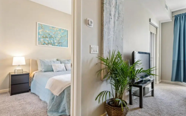 Modern DT Condo Balcony Parking Gym Hot Tub