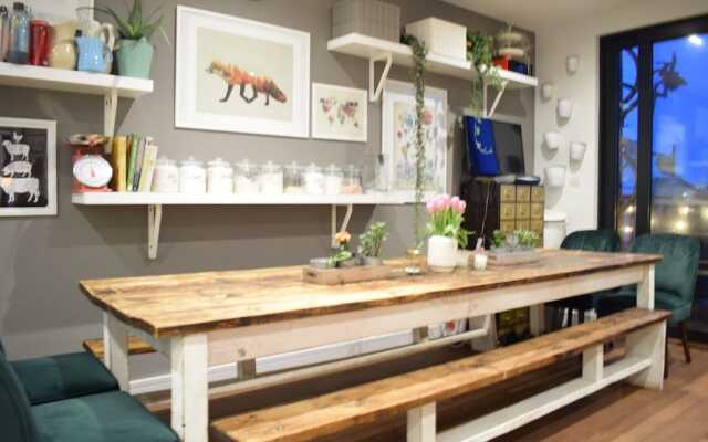 Contemporary 1 Bedroom Flat With Balcony in Hackney
