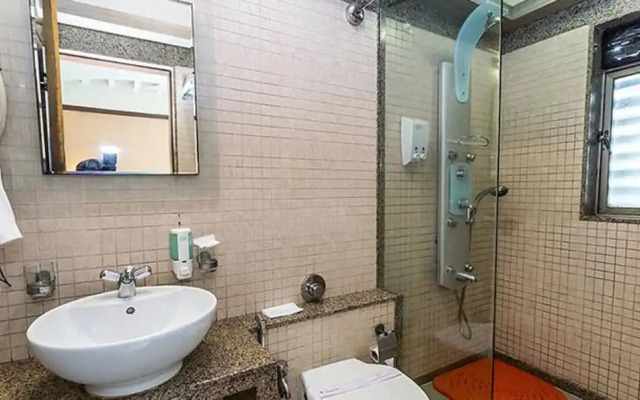 Fabhotel Poco Loco