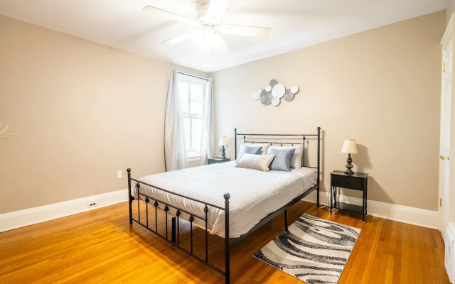 Cozy 5 Bedroom House in Downtown Toronto