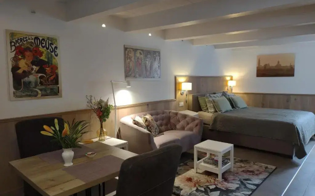 VRYE HEERLYKHEYD ( adults only ) studio 2