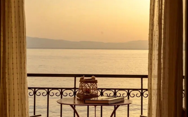 Waveside Sanctuary - Luxurious Seastone Villa