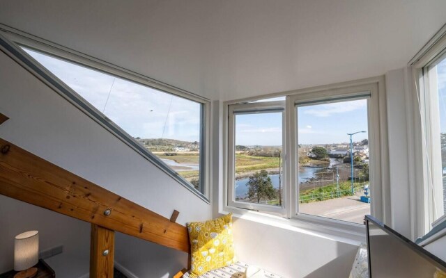 Luxurious 2 Bedroom Apartment With Estuary View