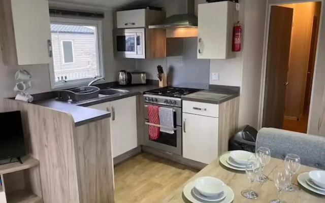 Caravan-sleep8-hottub-freep-balcony-familyfriendly