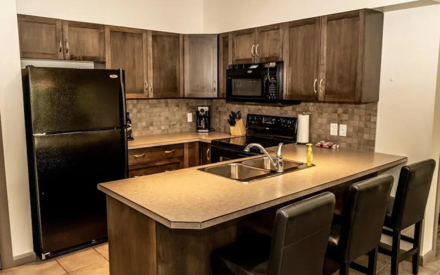 Bright Corner Apartment w/ Lake View #418