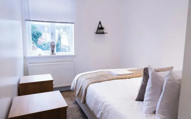 Wolverhampton - 4 Bed House - Free Parking