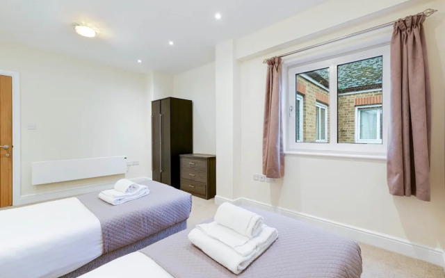 Luxury 3 Bedroom Apartment with Parking