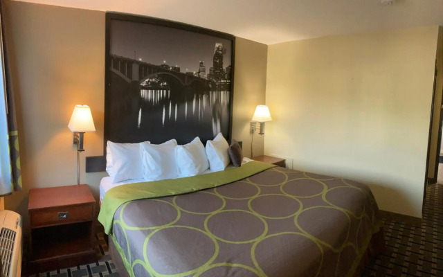 Super 8 by Wyndham Chisago City