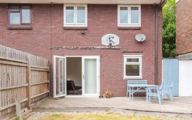 Bright 2 Bedroom House in Stratford With Garden