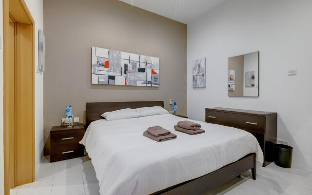 Modern 1BR Maisonette Steps From the Promenade