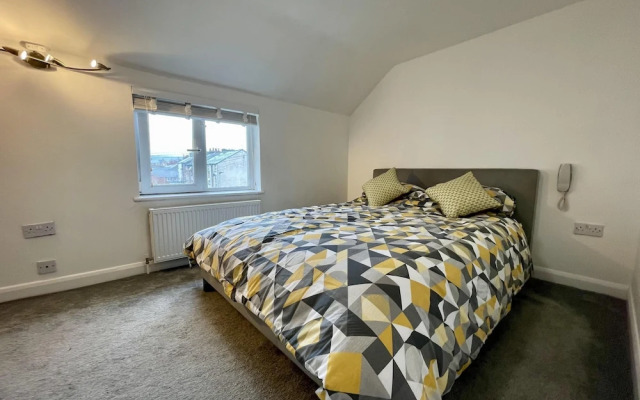 Impeccable 2-bed Apartment in Scarborough