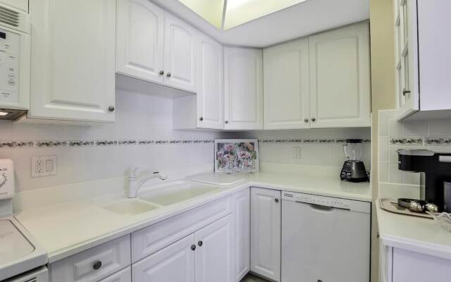 Sunny Beachfront Condo With Pool and Sw-facing Balcony