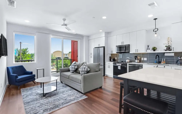Chic Condo Minutes to Downtown, Gruene, & More