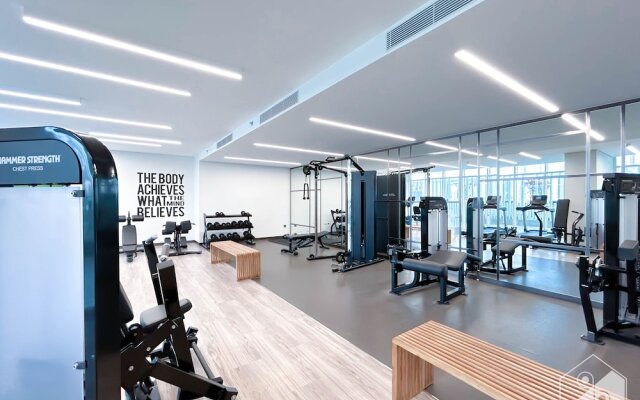 Luxurious Beach front Apt with balcony Dubai Marina