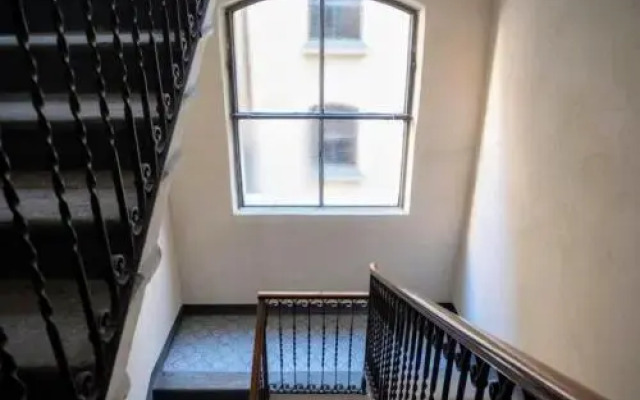 Stylish Boutique Apartment-City Center