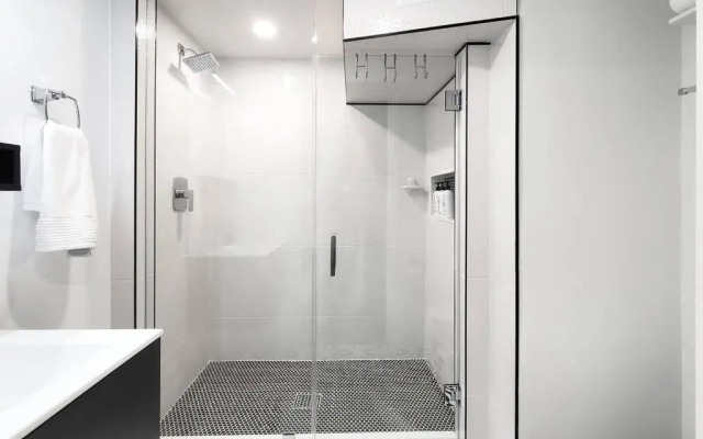 Renovated Guest Suite Near The Lake & High Park in Toronto!