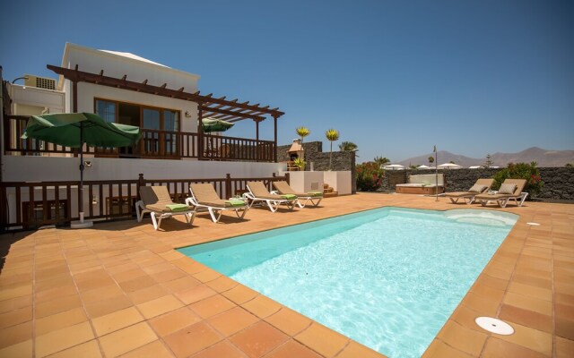 Luxury Villa With Private Heated Pool 15