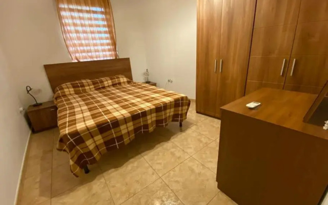 May Flower: Modern Flat close to Airport/Bus Stops