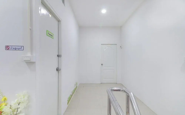 OYO 724 Green Light Cafe and Bed Hostel