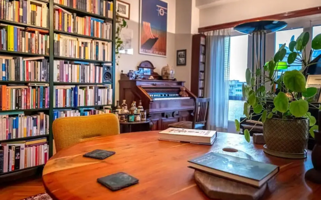 Chic 2BR Bright Penthouse With Open Wood Staircase