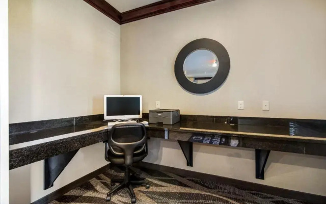 Cobblestone Hotel & Suites - Victor