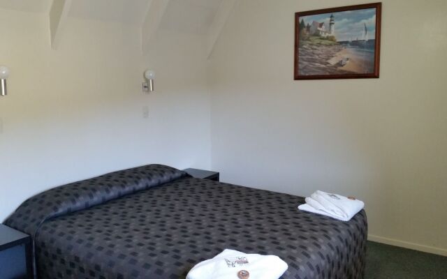 Admirals Motor Inn