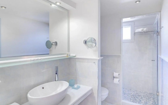 Iria Beach art hotel