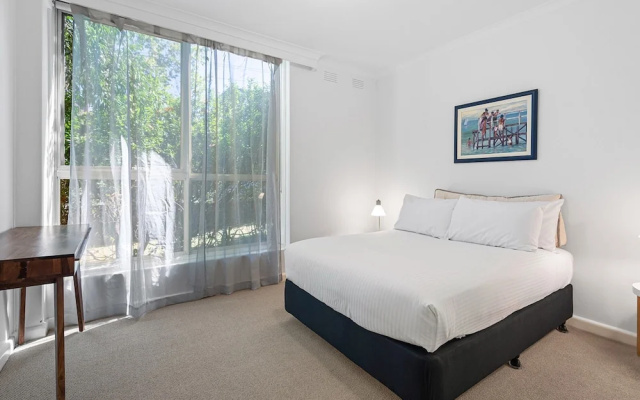 Charming Inner-city Stay- Space, Style & Location – Guest Rooms – Melbourne