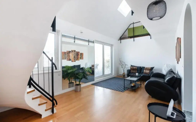 Vienna Roof Top Apartment with Terrace, Parking and AC