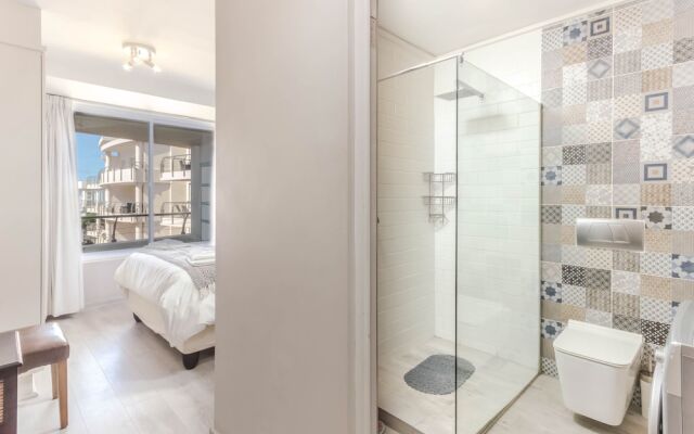 Lagoon Beach by  Cape Town Holiday Apartments