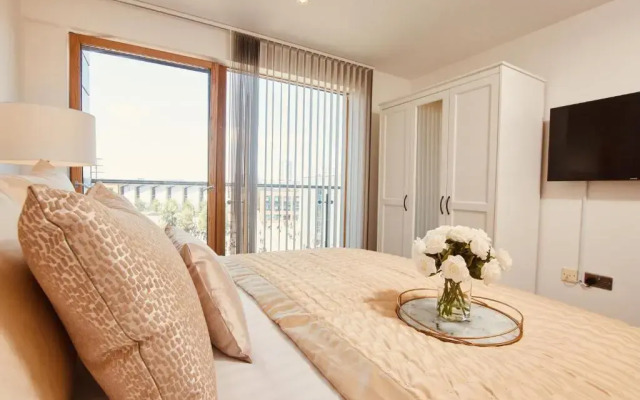 King Deluxe City Apt Large Balcony& Free Parking!