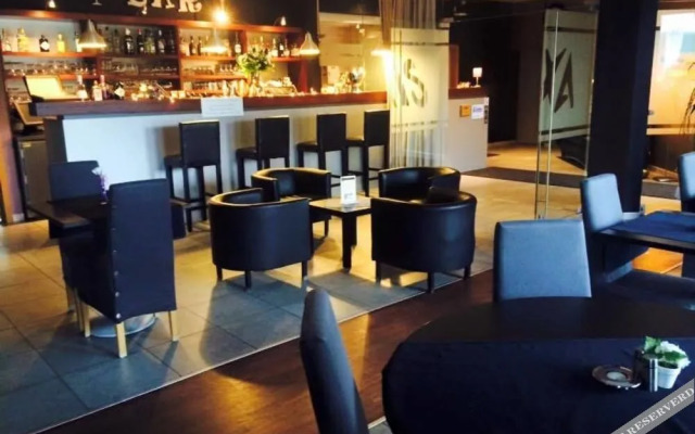 Axis Hotel 4*