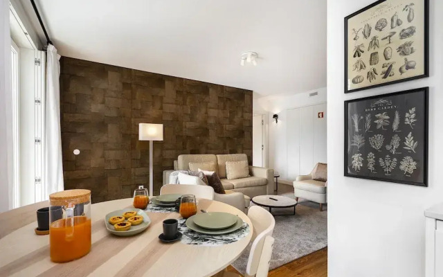 Urban Retreat: Downtown Luxury, Parking, Ac & Elevator