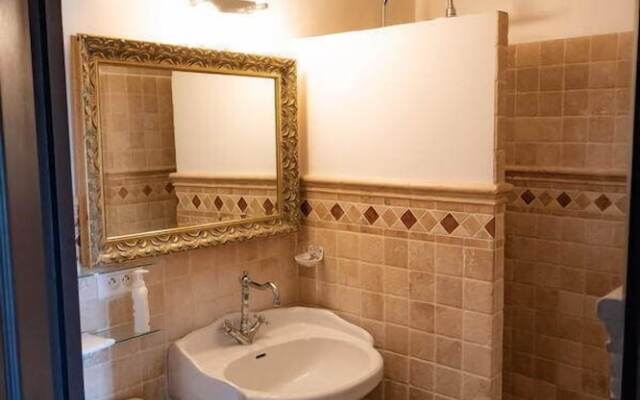 Fleur de Lys Fayence