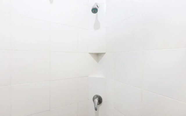 OYO 1598 Feby Inn Near RS Gandaria