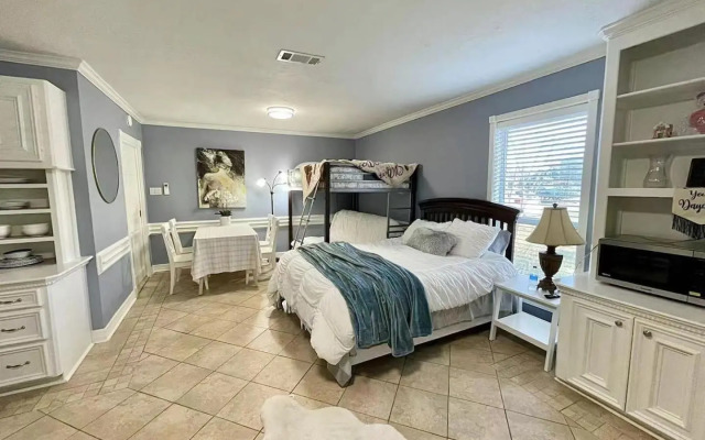 Beautiful traditional home*Modern updates*Guest suite B